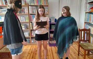 Uroczyste wręczenie dyplom&oacute;w i nagr&oacute;d lauretom konkursu plastycznego &bdquo;Wiersze Aleksandra Fredry w ilustracji dziecka&rdquo;.