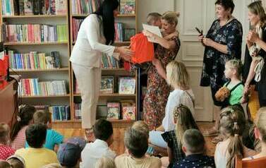 Uroczyste wręczenie dyplom&oacute;w i nagr&oacute;d lauretom konkursu plastycznego &bdquo;Wiersze Aleksandra Fredry w ilustracji dziecka&rdquo;.