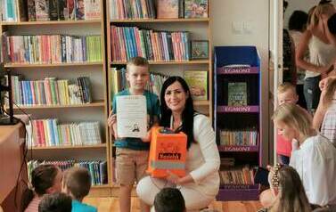 Uroczyste wręczenie dyplom&oacute;w i nagr&oacute;d lauretom konkursu plastycznego &bdquo;Wiersze Aleksandra Fredry w ilustracji dziecka&rdquo;.