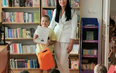 Uroczyste wręczenie dyplom&oacute;w i nagr&oacute;d lauretom konkursu plastycznego &bdquo;Wiersze Aleksandra Fredry w ilustracji dziecka&rdquo;.