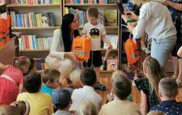 Uroczyste wręczenie dyplom&oacute;w i nagr&oacute;d lauretom konkursu plastycznego &bdquo;Wiersze Aleksandra Fredry w ilustracji dziecka&rdquo;.