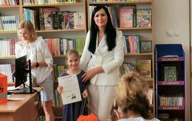 Uroczyste wręczenie dyplom&oacute;w i nagr&oacute;d lauretom konkursu plastycznego &bdquo;Wiersze Aleksandra Fredry w ilustracji dziecka&rdquo;.