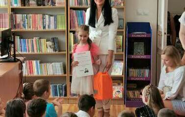 Uroczyste wręczenie dyplom&oacute;w i nagr&oacute;d lauretom konkursu plastycznego &bdquo;Wiersze Aleksandra Fredry w ilustracji dziecka&rdquo;.