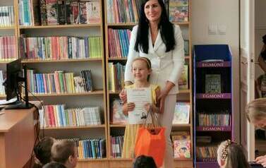 Uroczyste wręczenie dyplom&oacute;w i nagr&oacute;d lauretom konkursu plastycznego &bdquo;Wiersze Aleksandra Fredry w ilustracji dziecka&rdquo;.