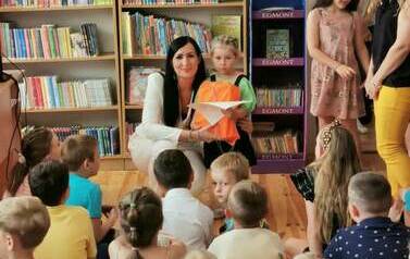 Uroczyste wręczenie dyplom&oacute;w i nagr&oacute;d lauretom konkursu plastycznego &bdquo;Wiersze Aleksandra Fredry w ilustracji dziecka&rdquo;.
