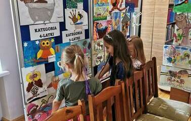 Uroczyste wręczenie dyplom&oacute;w i nagr&oacute;d lauretom konkursu plastycznego &bdquo;Wiersze Aleksandra Fredry w ilustracji dziecka&rdquo;.