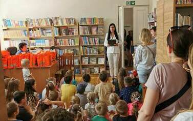 Uroczyste wręczenie dyplom&oacute;w i nagr&oacute;d lauretom konkursu plastycznego &bdquo;Wiersze Aleksandra Fredry w ilustracji dziecka&rdquo;.