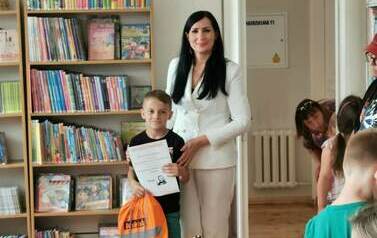 Uroczyste wręczenie dyplom&oacute;w i nagr&oacute;d lauretom konkursu plastycznego &bdquo;Wiersze Aleksandra Fredry w ilustracji dziecka&rdquo;.