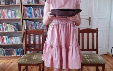 Uroczyste wręczenie dyplom&oacute;w i nagr&oacute;d lauretom konkursu plastycznego &bdquo;Wiersze Aleksandra Fredry w ilustracji dziecka&rdquo;.