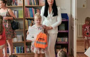 Uroczyste wręczenie dyplom&oacute;w i nagr&oacute;d lauretom konkursu plastycznego &bdquo;Wiersze Aleksandra Fredry w ilustracji dziecka&rdquo;.