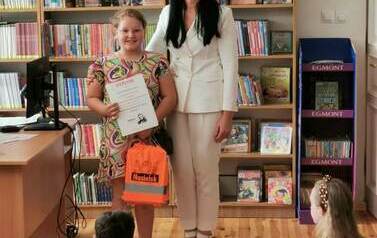 Uroczyste wręczenie dyplom&oacute;w i nagr&oacute;d lauretom konkursu plastycznego &bdquo;Wiersze Aleksandra Fredry w ilustracji dziecka&rdquo;.