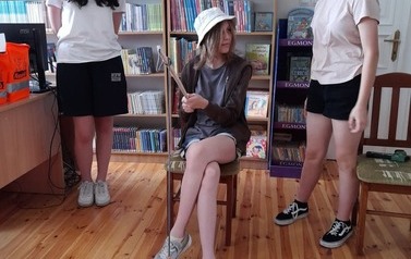 Uroczyste wręczenie dyplom&oacute;w i nagr&oacute;d lauretom konkursu plastycznego &bdquo;Wiersze Aleksandra Fredry w ilustracji dziecka&rdquo;.