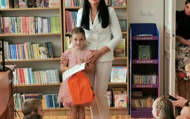 Uroczyste wręczenie dyplom&oacute;w i nagr&oacute;d lauretom konkursu plastycznego &bdquo;Wiersze Aleksandra Fredry w ilustracji dziecka&rdquo;.