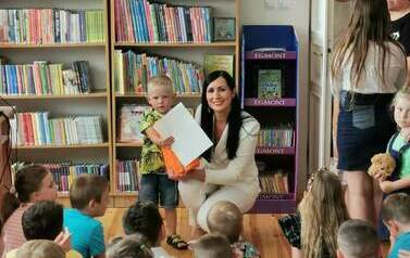 Uroczyste wręczenie dyplom&oacute;w i nagr&oacute;d lauretom konkursu plastycznego &bdquo;Wiersze Aleksandra Fredry w ilustracji dziecka&rdquo;.