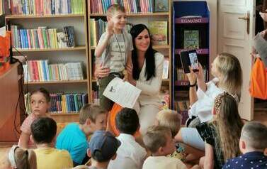 Uroczyste wręczenie dyplom&oacute;w i nagr&oacute;d lauretom konkursu plastycznego &bdquo;Wiersze Aleksandra Fredry w ilustracji dziecka&rdquo;.