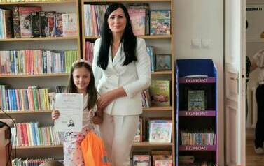 Uroczyste wręczenie dyplom&oacute;w i nagr&oacute;d lauretom konkursu plastycznego &bdquo;Wiersze Aleksandra Fredry w ilustracji dziecka&rdquo;.