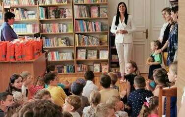Uroczyste wręczenie dyplom&oacute;w i nagr&oacute;d lauretom konkursu plastycznego &bdquo;Wiersze Aleksandra Fredry w ilustracji dziecka&rdquo;.