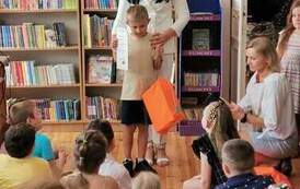 Uroczyste wręczenie dyplom&oacute;w i nagr&oacute;d lauretom konkursu plastycznego &bdquo;Wiersze Aleksandra Fredry w ilustracji dziecka&rdquo;.