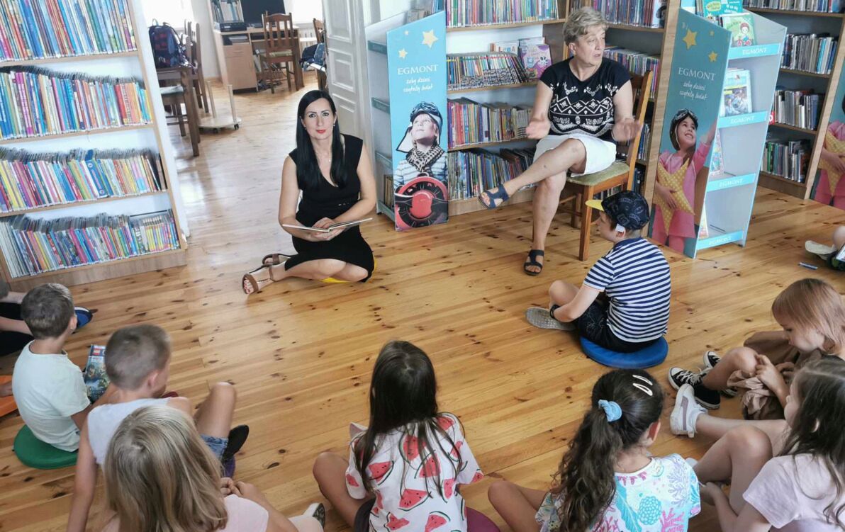 Zdjęcie do Uczniowie chętnie odwiedzają naszą bibliotekę.