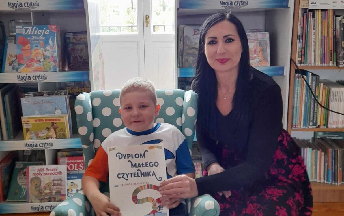 Zdjęcie do Kolejne dyplomy wręczone.