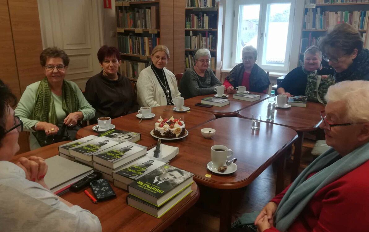Zdjęcie do 13 lat Dyskusyjnego Klubu Książki dla dorosłych