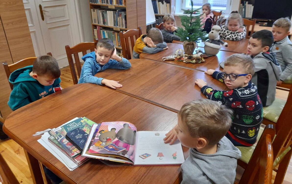 Zdjęcie do Zimowo-świąteczna lekcja biblioteczna