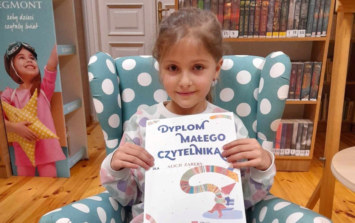 Zdjęcie do Kolejne dyplomy wręczone.
