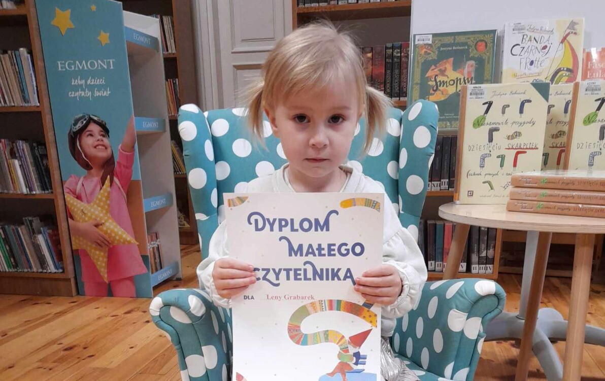 Zdjęcie do Kolejne dyplomy wręczone.