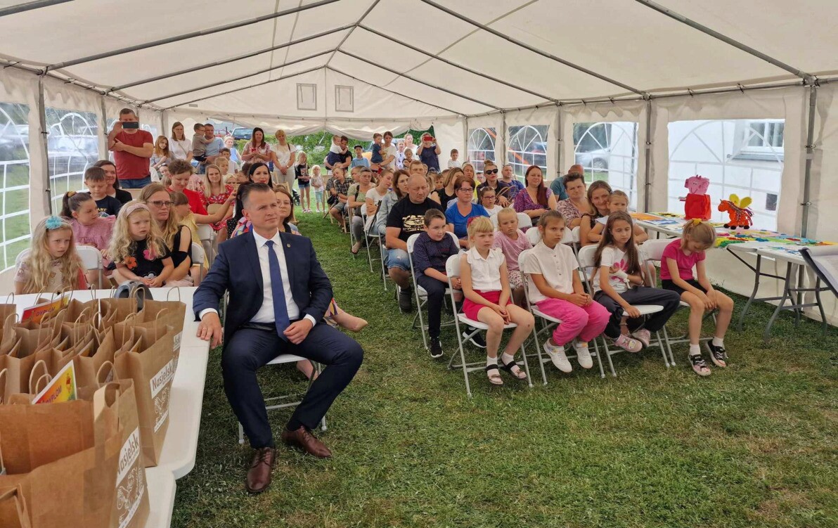 Zdjęcie do Uroczyste wręczenie dyplom&oacute;w i nagr&oacute;d.