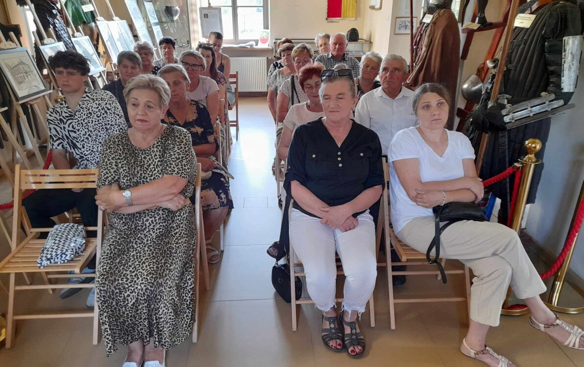 Zdjęcie do Mieszkańcy Chlebiotek zwiedzają muzeum.