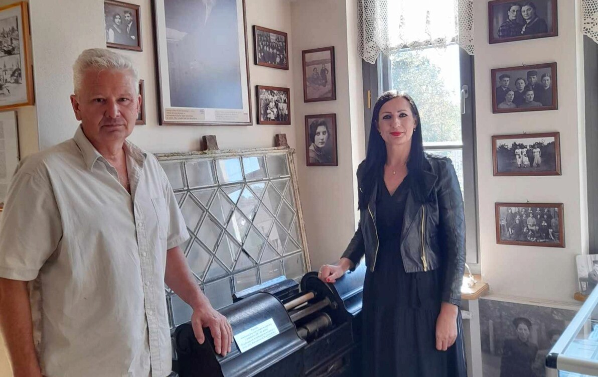 Zdjęcie do Oryginalne okna z nasielskiej synagogi w naszym muzeum. 