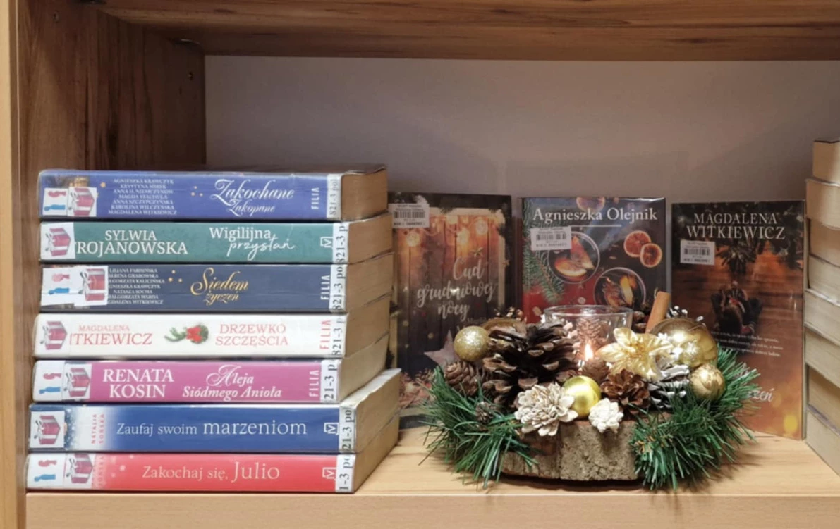 Zdjęcie do &nbsp;Świąteczna wystawka książek w naszej bibliotece!