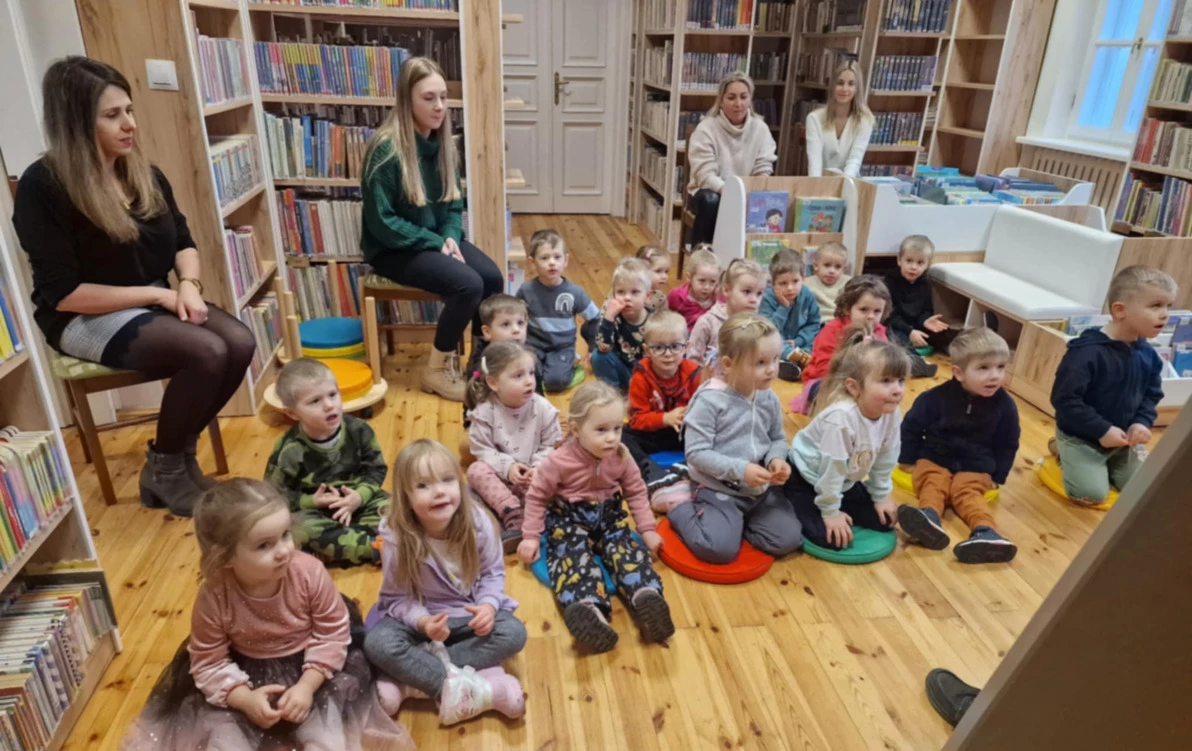 Zdjęcie do Elfiki słuchają świątecznych opowieści