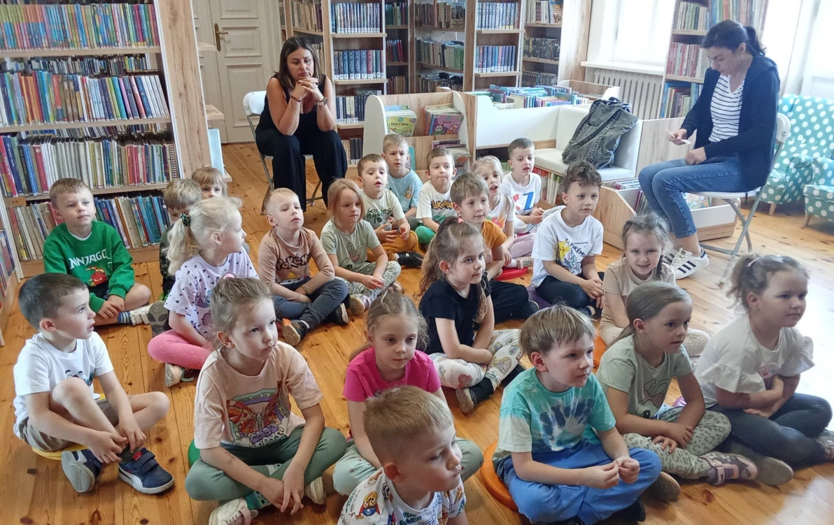 Zdjęcie do Pszcz&oacute;łki w bibliotece&nbsp;