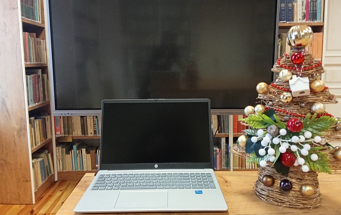 Zdjęcie do Monitor multimedialny i laptop w naszej bibliotece
