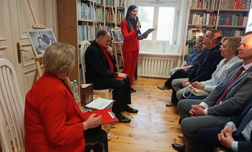 Zdjęcie do &bdquo;Śpieszmy się kochać ludzi - poezja, kt&oacute;ra zostaje&rdquo;.