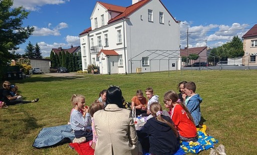 Zdjęcie do DKK dla dzieci.&nbsp;Czytanie na polanie