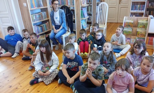 Zdjęcie do  Bezpieczne wakacje z klasą 1a w naszej bibliotece! 