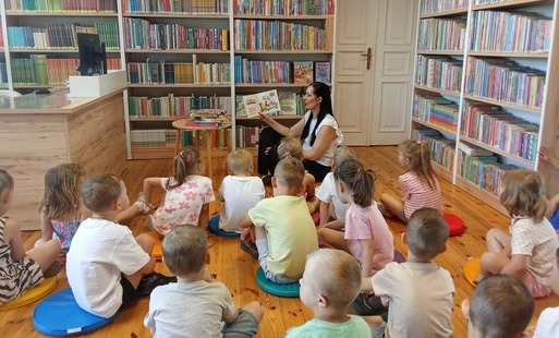 Zdjęcie do Żabki poznają zaw&oacute;d bibliotekarza