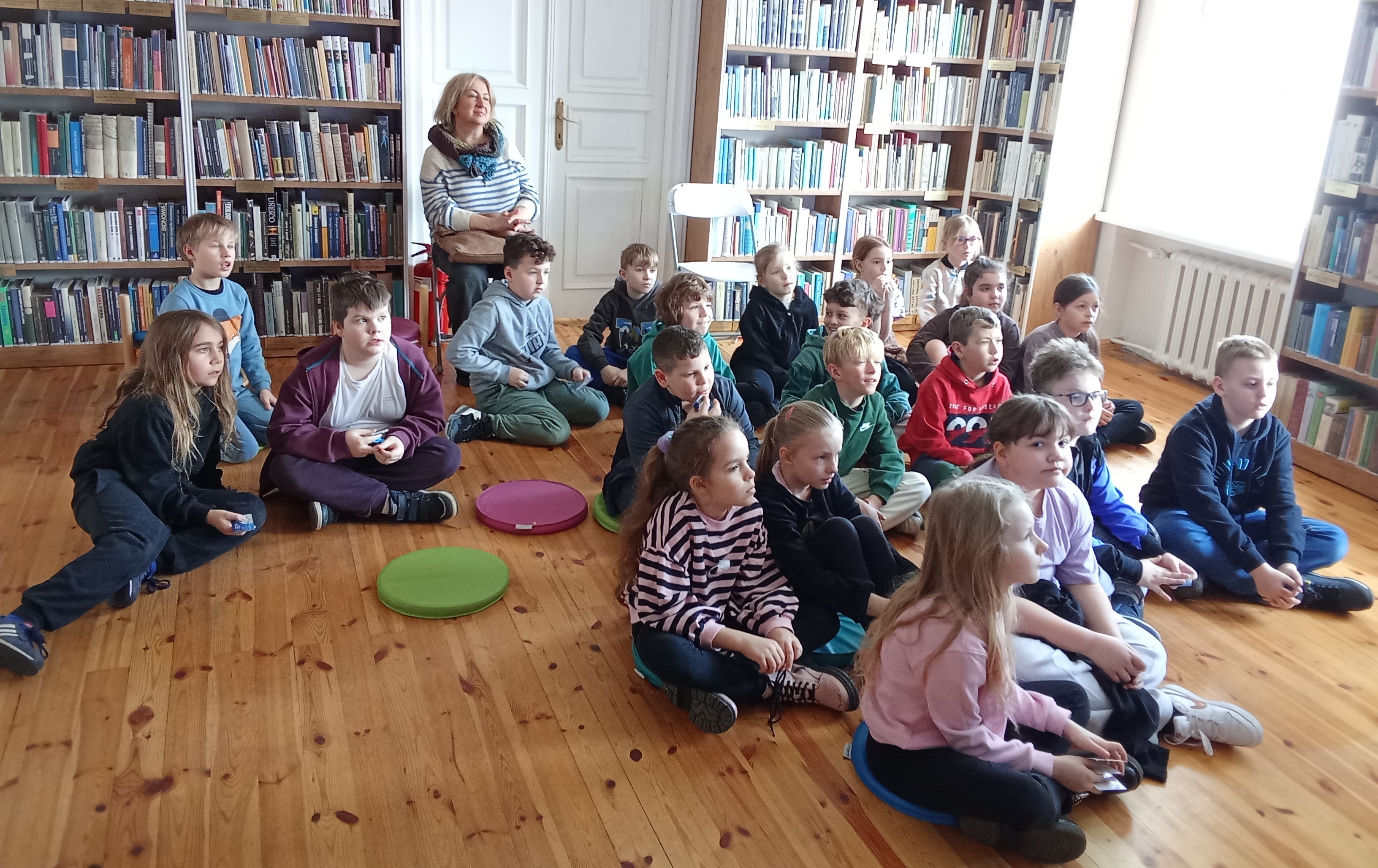 Zdjęcie do Śnieżna przygoda w bibliotece: Spotkanie z &bdquo;Zaczarowaną zagrodą&rdquo;
