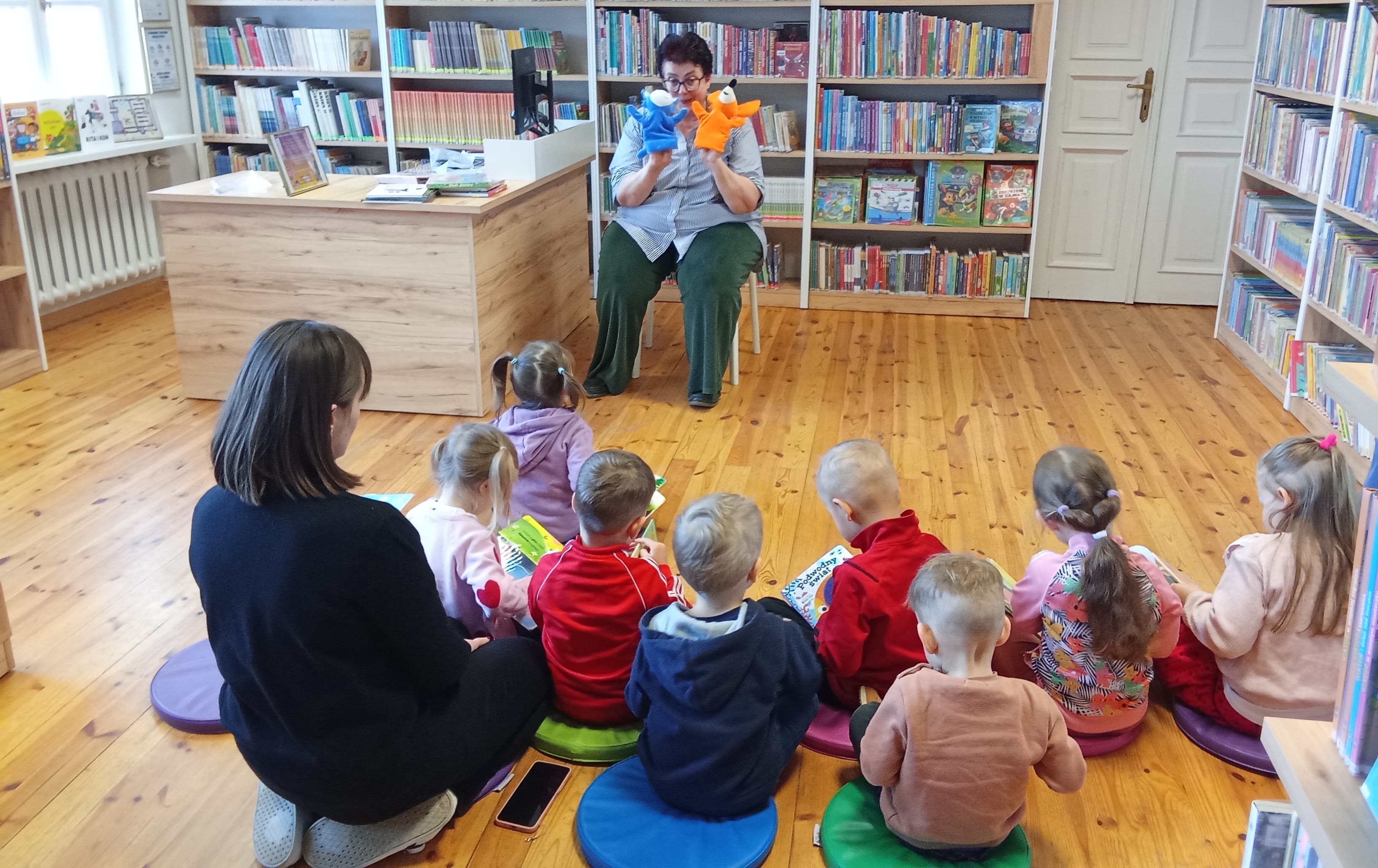 Zdjęcie do Małe stopy, wielkie przygody: 3 i 4-latki  z wizytą w bibliotece