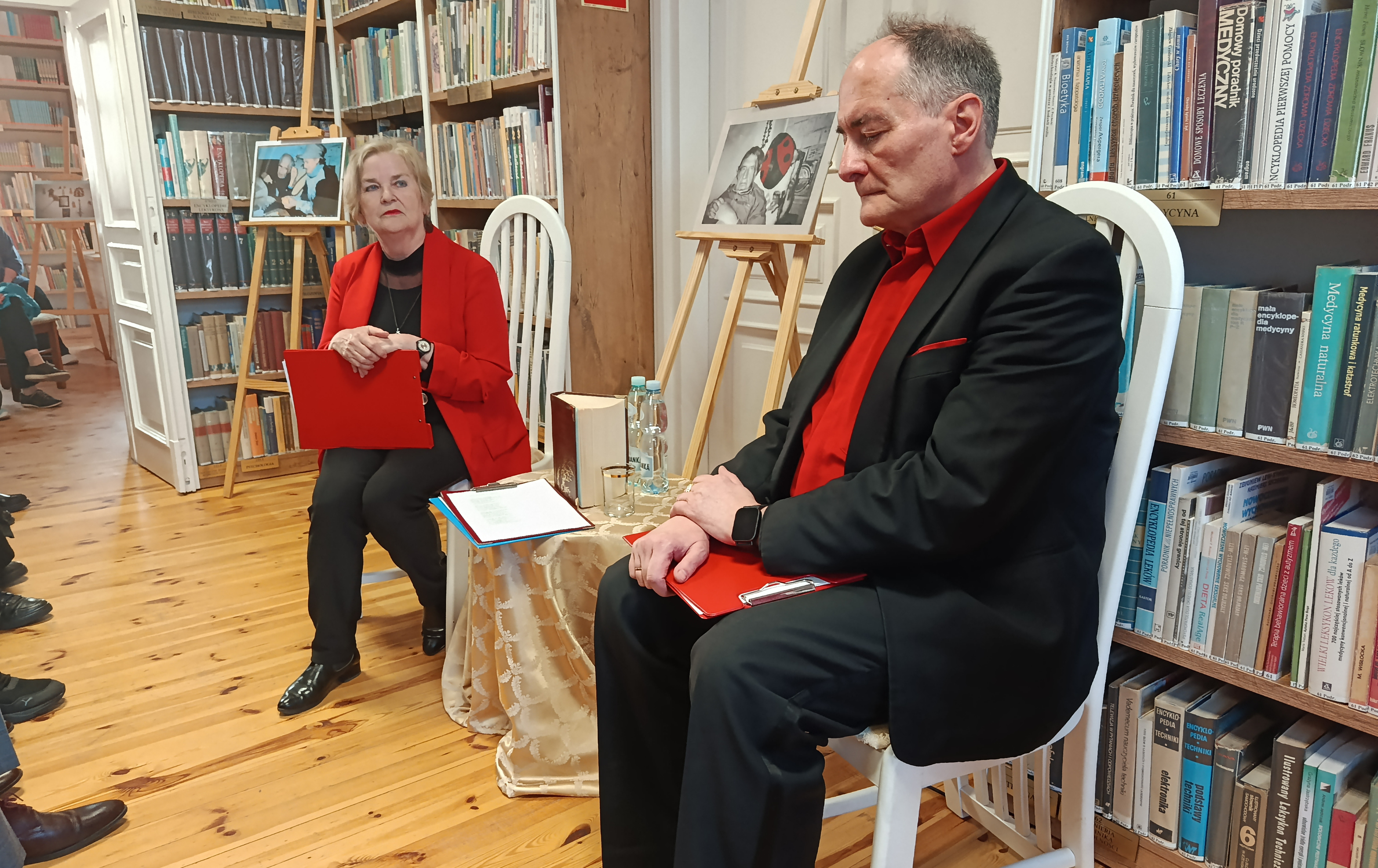 Zdjęcie do &bdquo;Śpieszmy się kochać ludzi &ndash; poezja, kt&oacute;ra zostaje&rdquo;