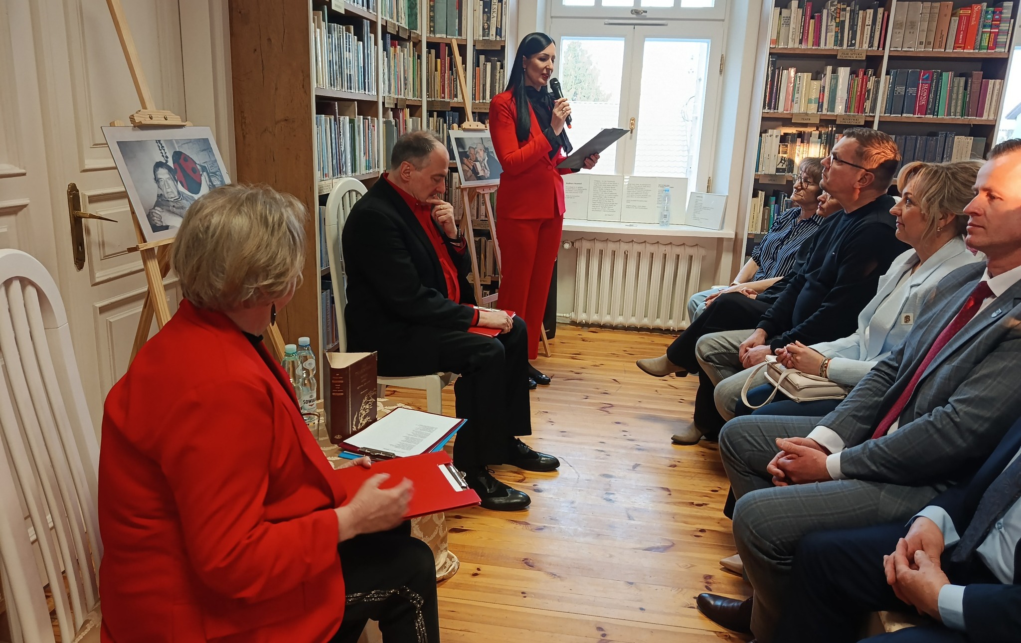 Zdjęcie do &bdquo;Śpieszmy się kochać ludzi - poezja, kt&oacute;ra zostaje&rdquo;.