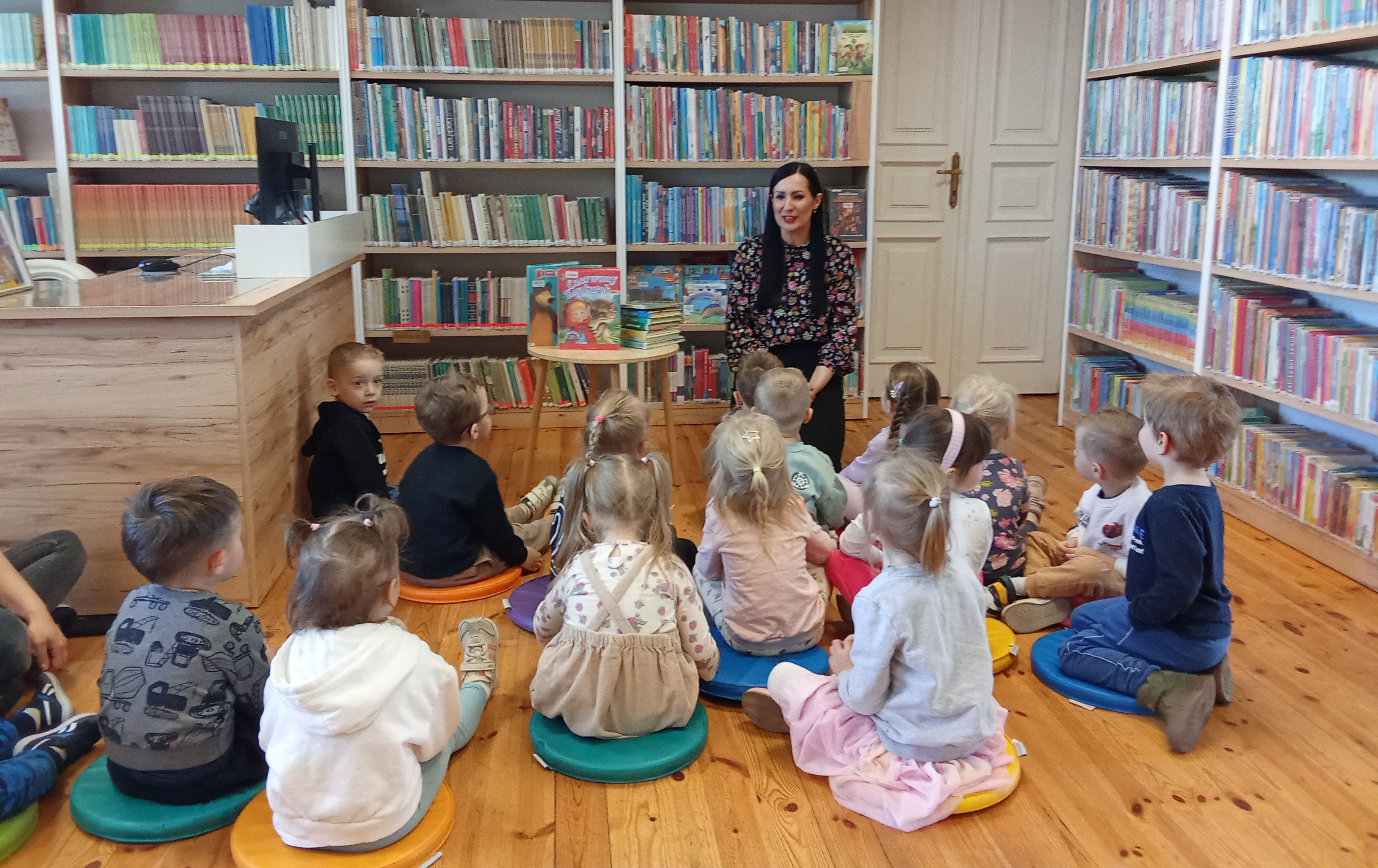 Zdjęcie do Jeżyki poznają zaw&oacute;d bibliotekarza