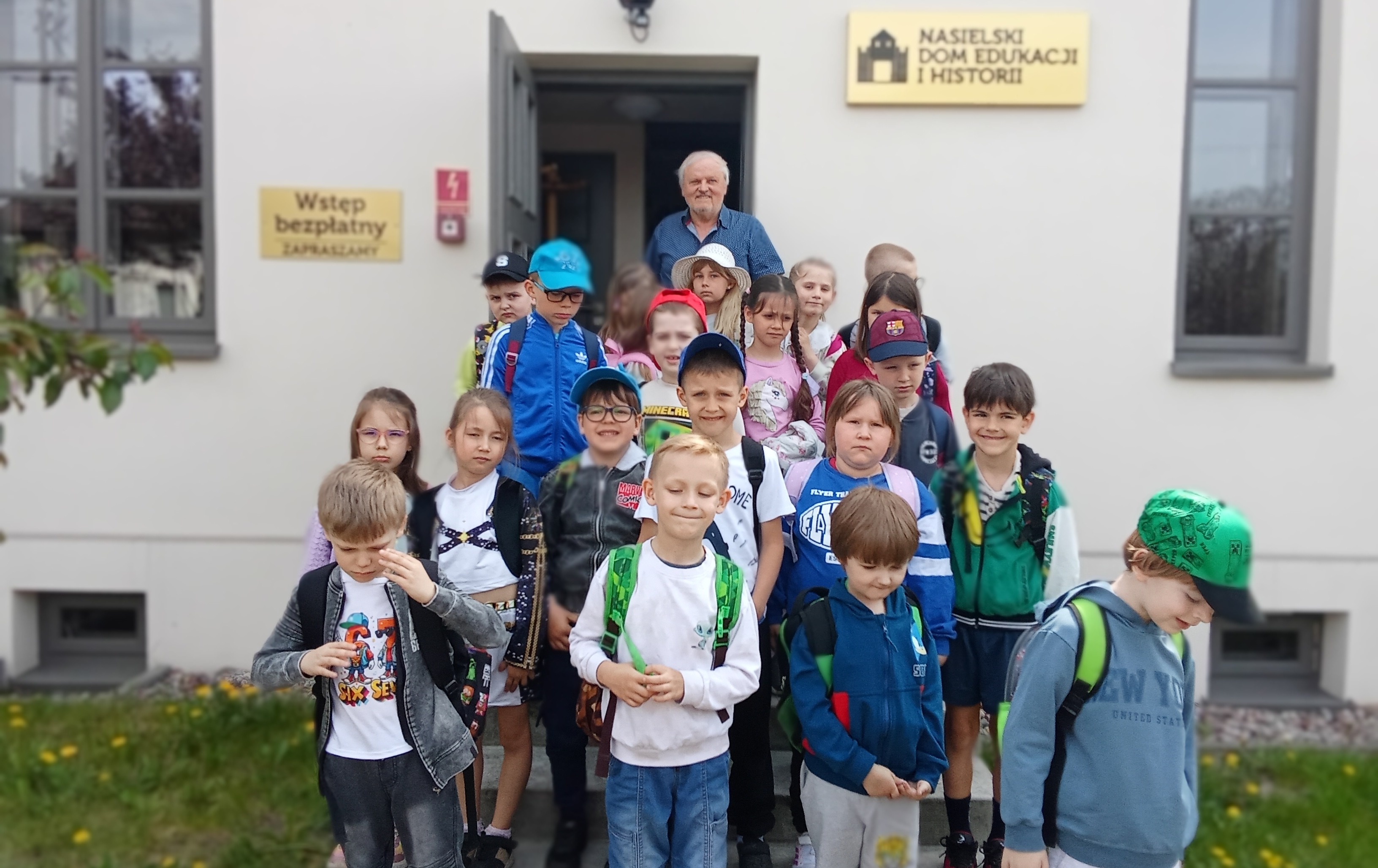 Zdjęcie do Uczniowie klas &bdquo;O&rdquo; z Dębinek zwiedzają muzeum
