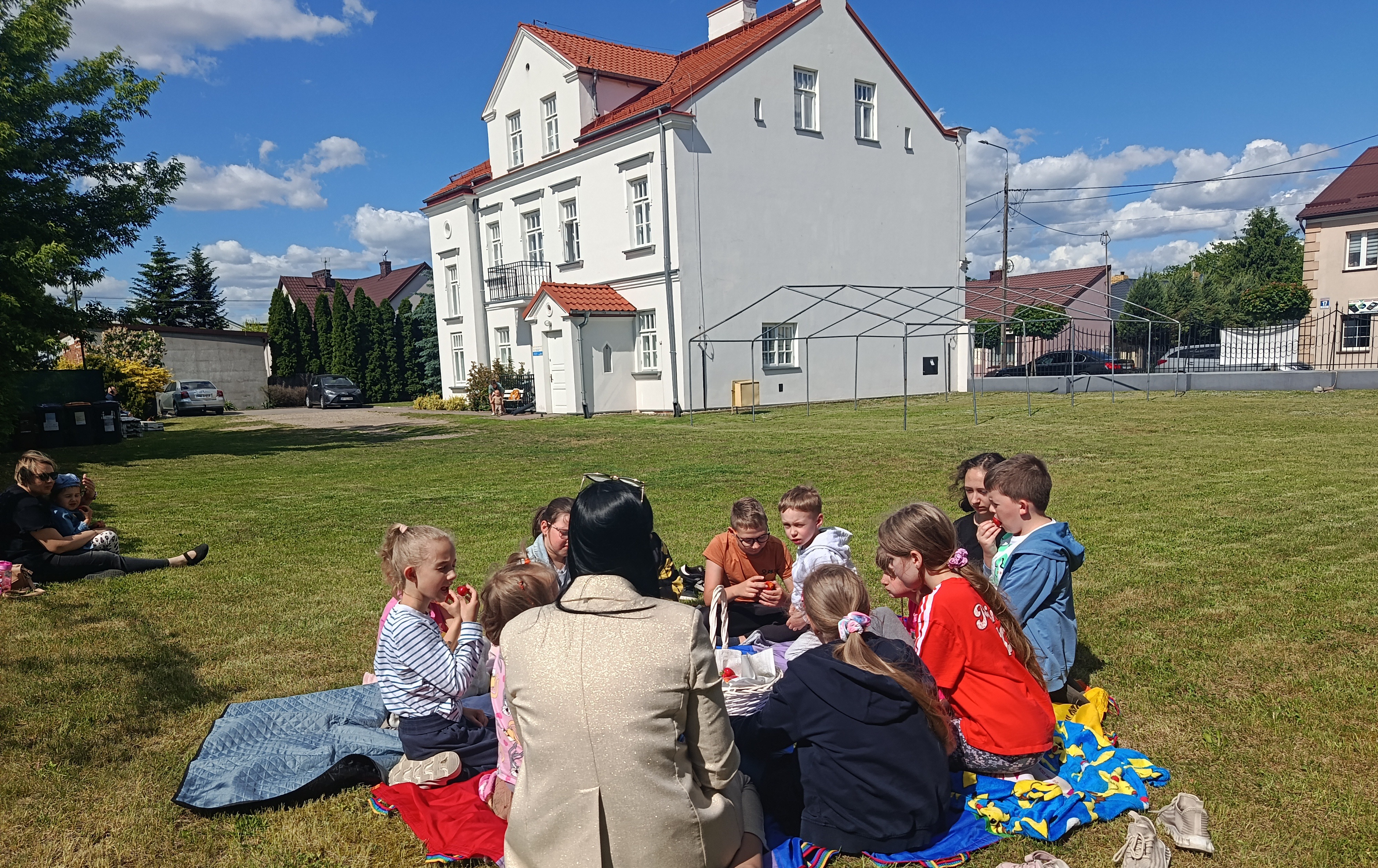 Zdjęcie do DKK dla dzieci.&nbsp;Czytanie na polanie