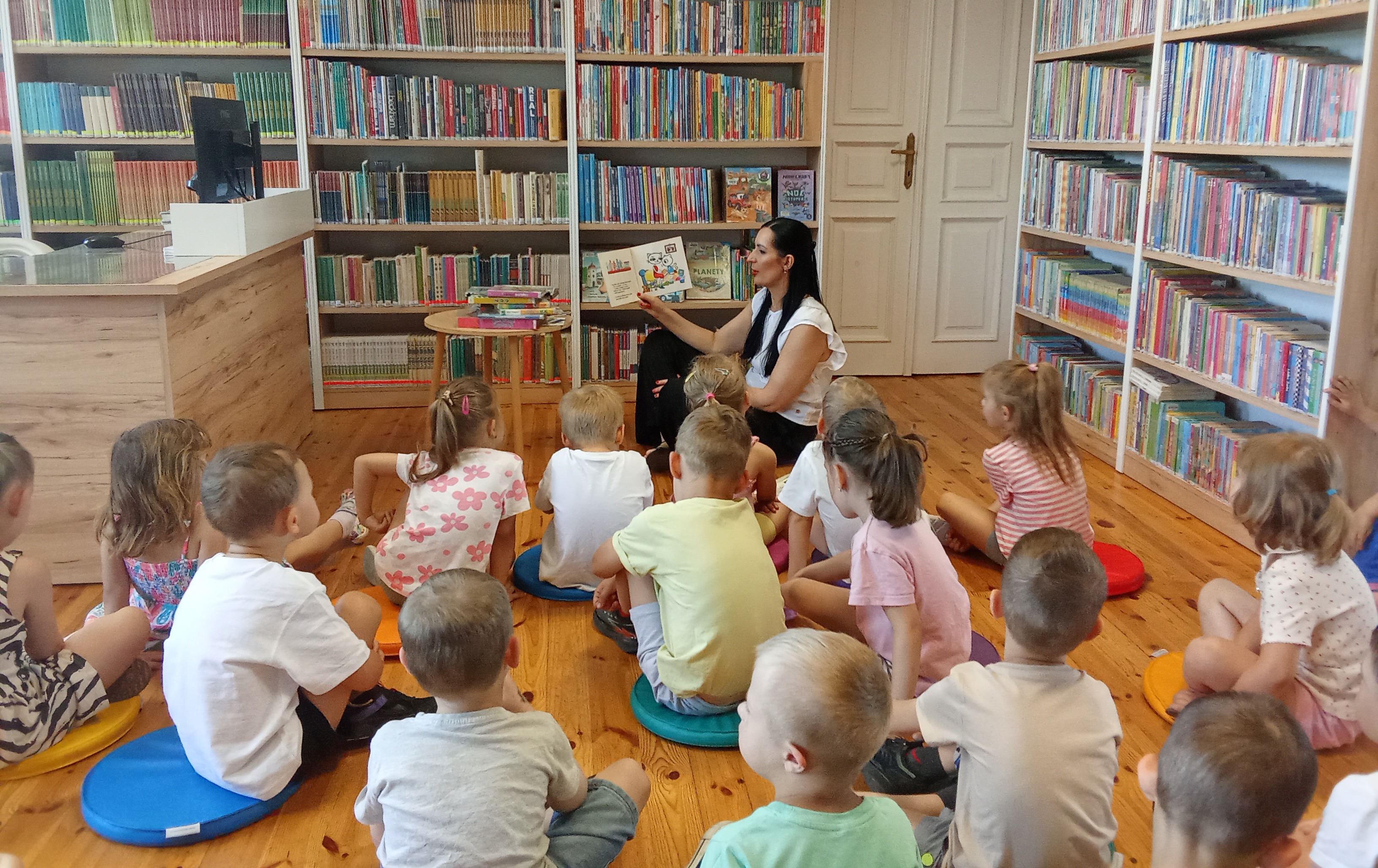 Zdjęcie do Żabki poznają zaw&oacute;d bibliotekarza